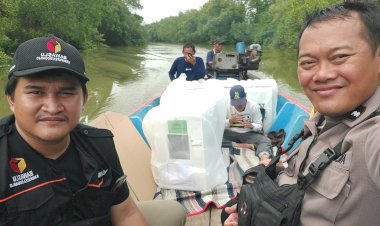 Gunakan-Perahu,-Polisi-Sidoarjo-Kawal-Distribusi-Logistik-Pemilu-ke-Wilayah-Terpencil